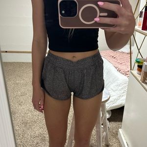 HEATHERED GRAY LULULEMON HOTTY HOT 2.5” inseam